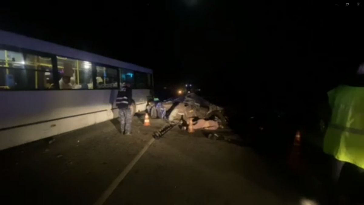 Два человека погибли в пьяном столкновении иномарки с автобусом в Дзержинске - фото 1