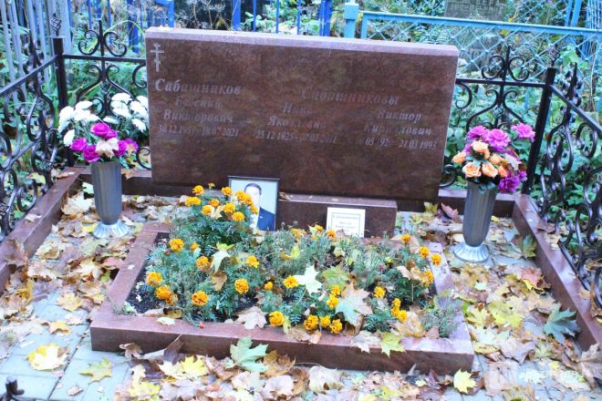 Огромные памятники и скромные кресты: показываем, как выглядят могилы известных нижегородских политиков - фото 14